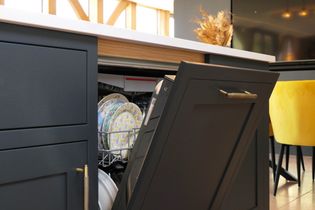 Shaker kitchen integrated dishwasher