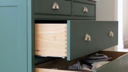 Shaker kitchen drawers with dovetail joint